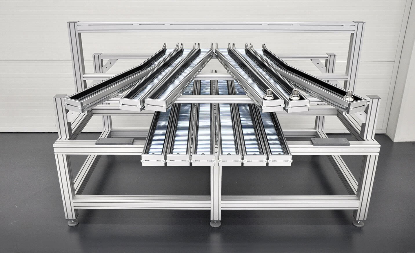 Roller conveyor system - multi-lane roller conveyor